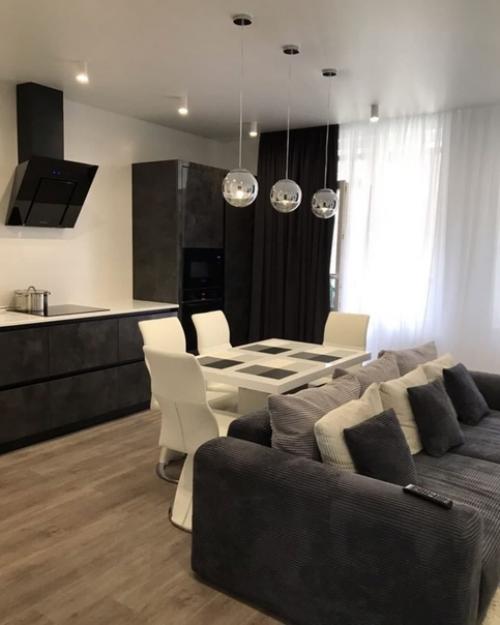 Функциональная кухня - гостиная в серо - белых тонах. 02