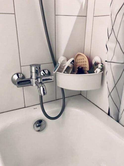 Компактный интерьер совмещенного санузла, где нет ничего лишнего. 02