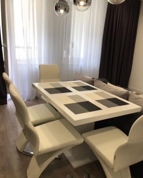 Функциональная кухня - гостиная в серо - белых тонах. 03