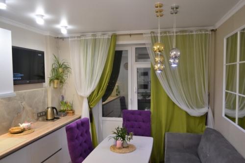 Очень симпатично.  Хочется задержаться на такой кухне.