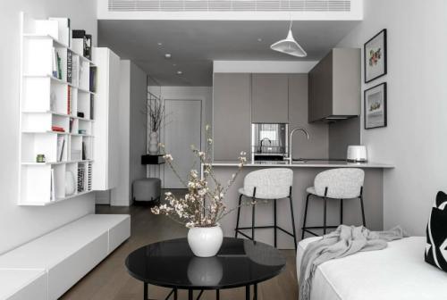 Сдержанная монохромная квартира в стиле минимализм в Москве. 01