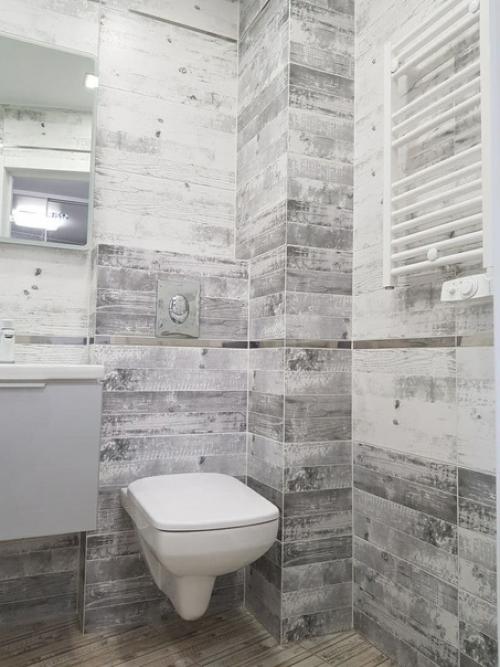 Дизайн ванной комнаты в холодных светлых оттенках, придающие помещению свежести. 01