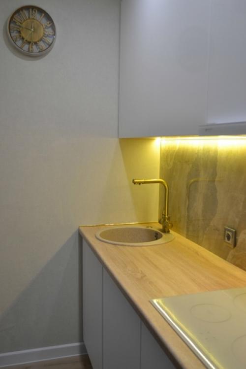 Очень симпатично.  Хочется задержаться на такой кухне. 04