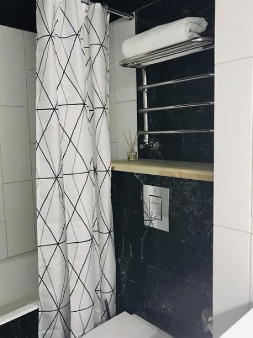 Компактный интерьер совмещенного санузла, где нет ничего лишнего.