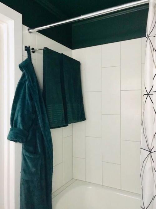 Компактный интерьер совмещенного санузла, где нет ничего лишнего. 03