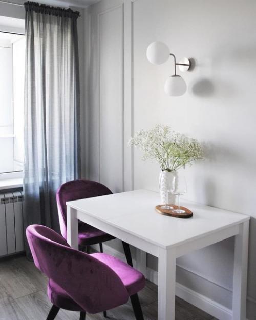 Меблировка обеденной зоны яркими цветными стульями в белом интерьере кухни. 04