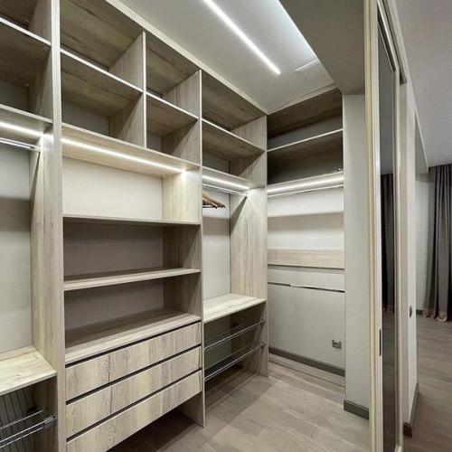 Небольшая гардеробная комната. 04