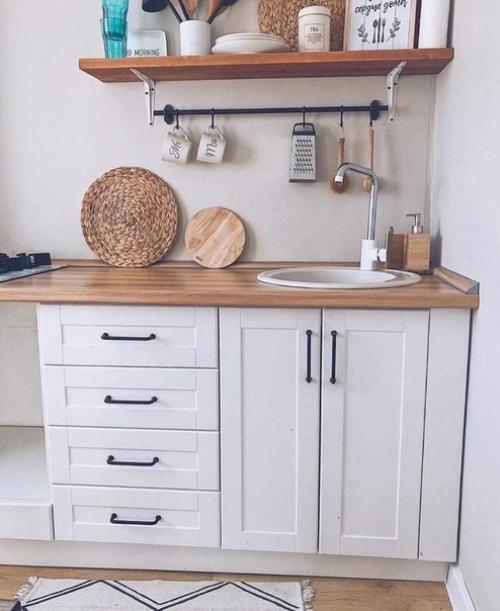 Небольшая кухня. В светлых тонах. 04