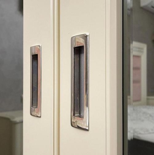 Небольшая гардеробная комната.