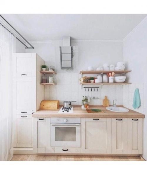 Небольшая кухня. В светлых тонах.