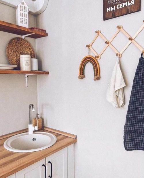 Небольшая кухня. В светлых тонах. 06