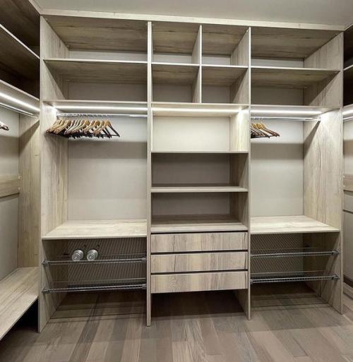 Небольшая гардеробная комната. 02