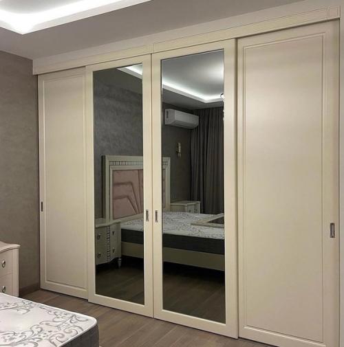 Небольшая гардеробная комната. 01