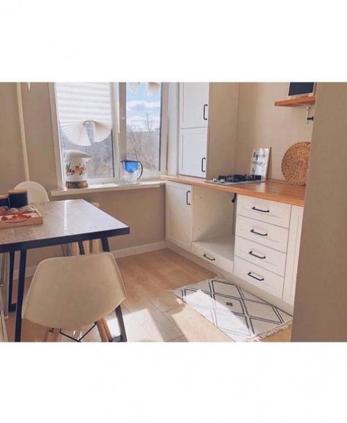 Небольшая кухня. В светлых тонах. 01