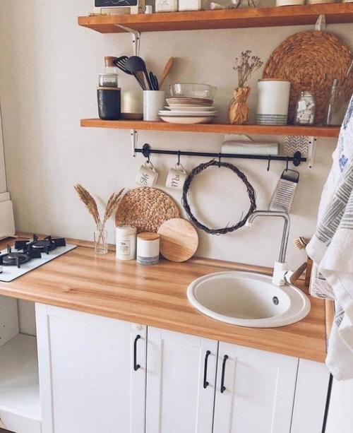 Небольшая кухня. В светлых тонах. 05