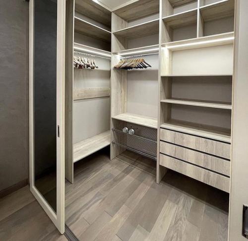 Небольшая гардеробная комната. 03