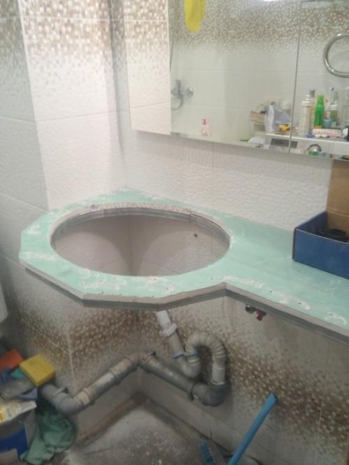 Была у меня раковина на пьедестале, но очень мне захотелось переделать её на мы встраиваем.