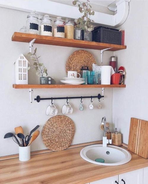 Небольшая кухня. В светлых тонах. 02