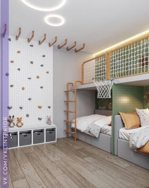 Вещи из комнаты, видимо, перекочевали в большую гардеробную.