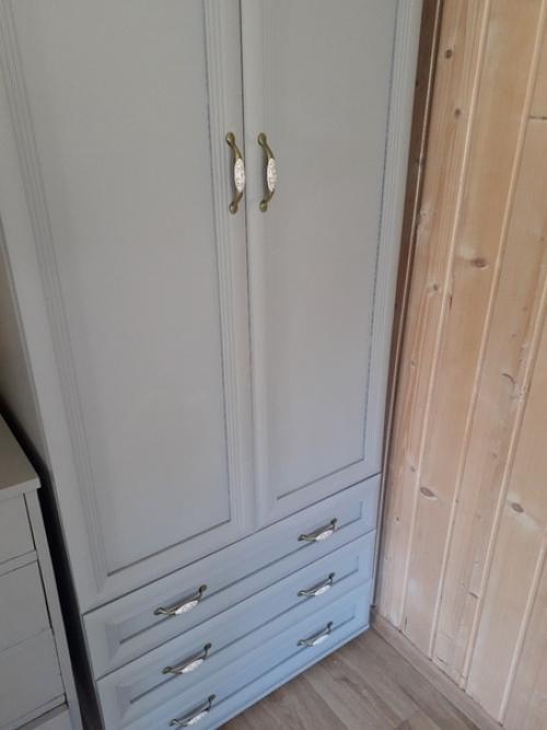 Старый шкаф и еще старее комод был. 03