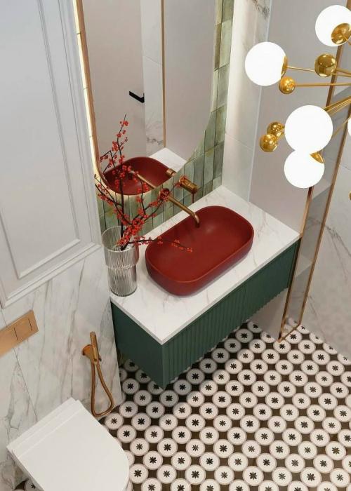Ванная с характером: зелень, золото и красный акцент. 06