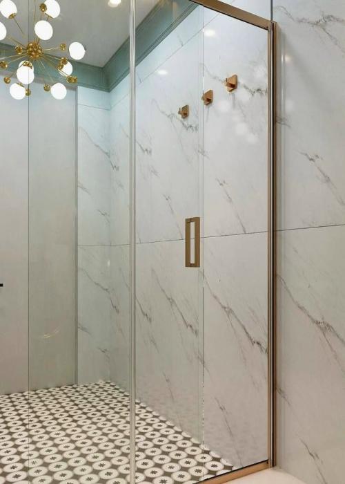 Ванная с характером: зелень, золото и красный акцент. 02