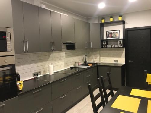 Чего-то не хватает в интерьере спальной комнаты.