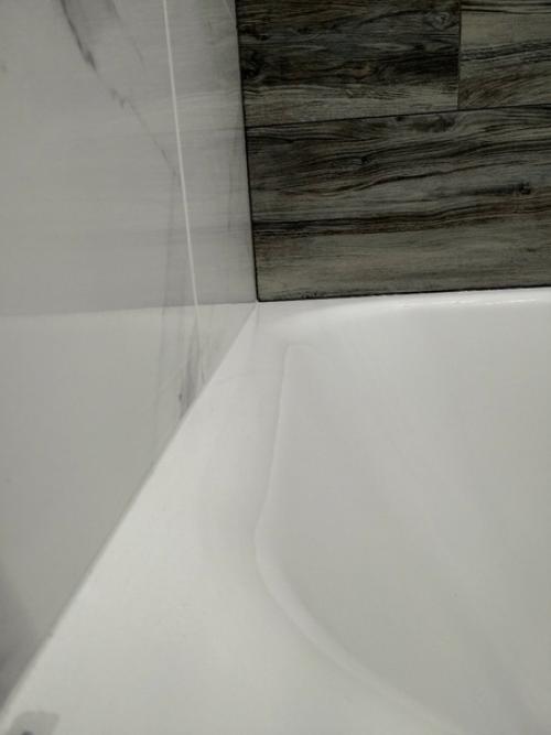 Из мaленькой вaнны в пaнельном домe максимум bыжaл.