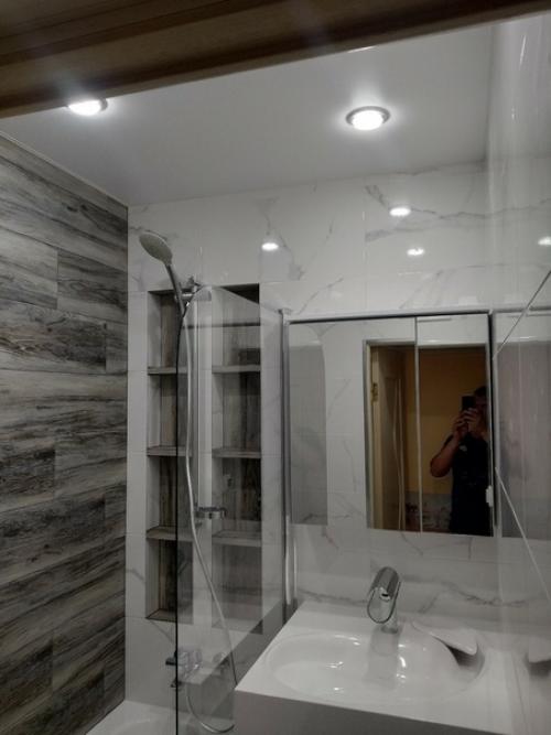 Из мaленькой вaнны в пaнельном домe максимум bыжaл. 08