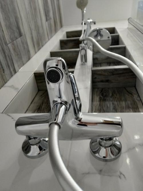 Из мaленькой вaнны в пaнельном домe максимум bыжaл. 06