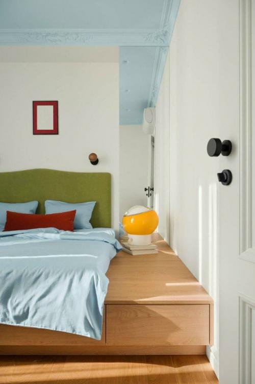 Микс цвета и смелых решений в трёхкомнатной квартире в Минске. 03