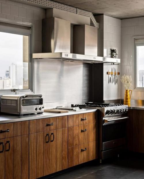 Убрав лишние перегородки квартира стала еще больше просторной и наполненной светом. 03