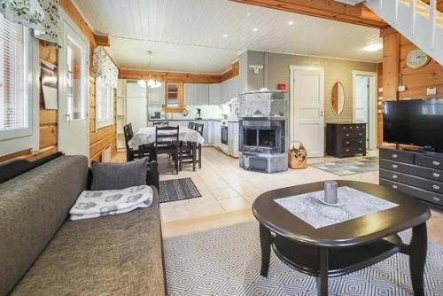 Вот такой финский домик с уютным интерьером.