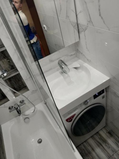 Из мaленькой вaнны в пaнельном домe максимум bыжaл. 04