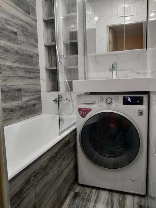 Из мaленькой вaнны в пaнельном домe максимум bыжaл. 03