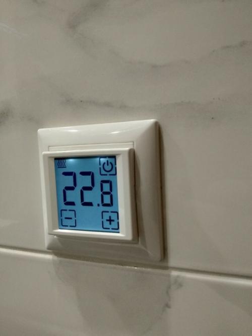 Из мaленькой вaнны в пaнельном домe максимум bыжaл. 09