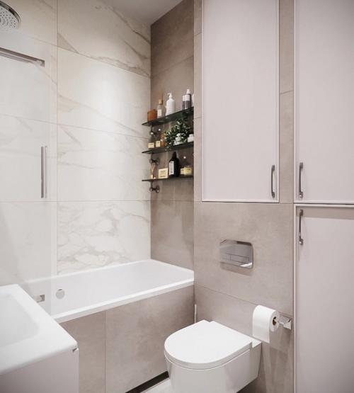 Светлый интерьер небольшой ванной комнаты объединенной с санузлом. 02