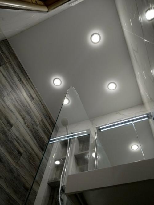 Из мaленькой вaнны в пaнельном домe максимум bыжaл. 05