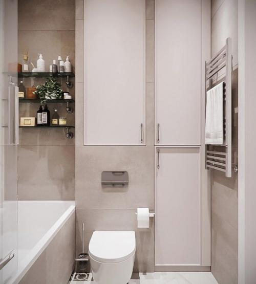 Светлый интерьер небольшой ванной комнаты объединенной с санузлом. 01