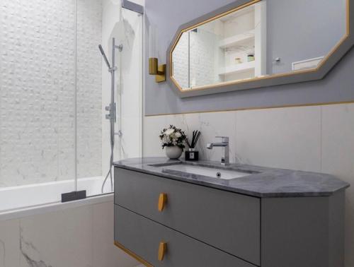 Красивый интерьер в стиле неоклассика безумно.