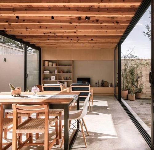 Шикарный дом в котором все из натуральных материалов выполнено. 03