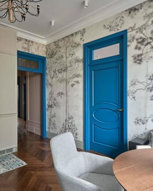Цветные двери - акцент, который меняет весь интерьер. 02