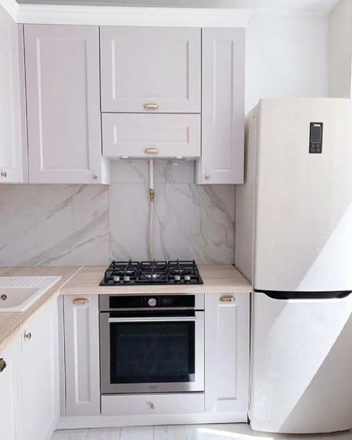 Поэтому никогда не выбирай яркую кухню и ванную. 04