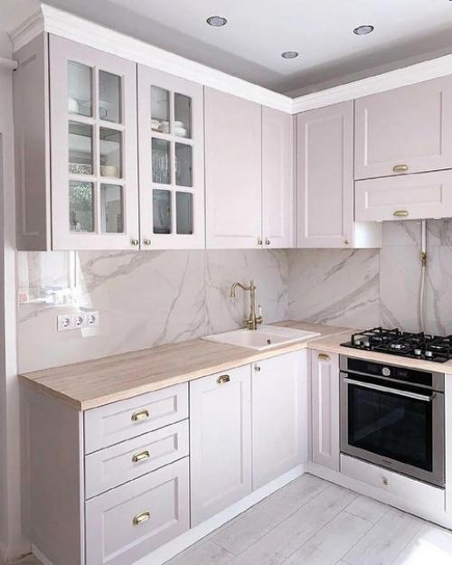 Поэтому никогда не выбирай яркую кухню и ванную. 02