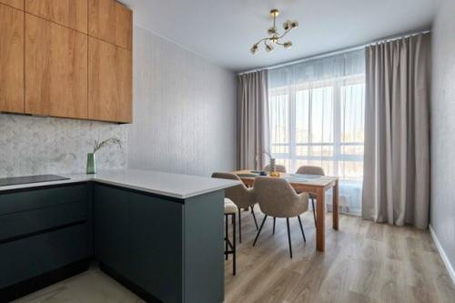 Эксклюзивная кухня в благородных зелёных оттенках.

