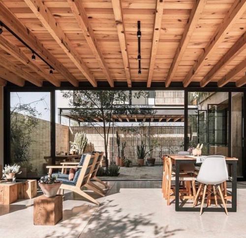 Шикарный дом в котором все из натуральных материалов выполнено.