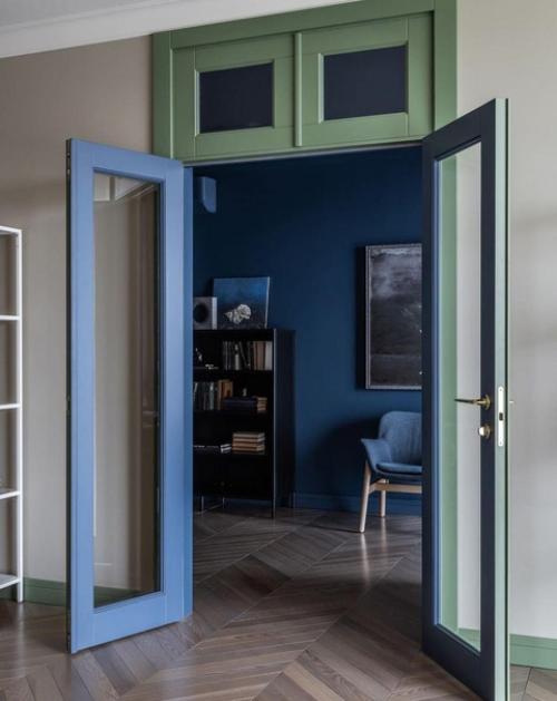 Глубокий синий цвет в оформлении квартиры. 03