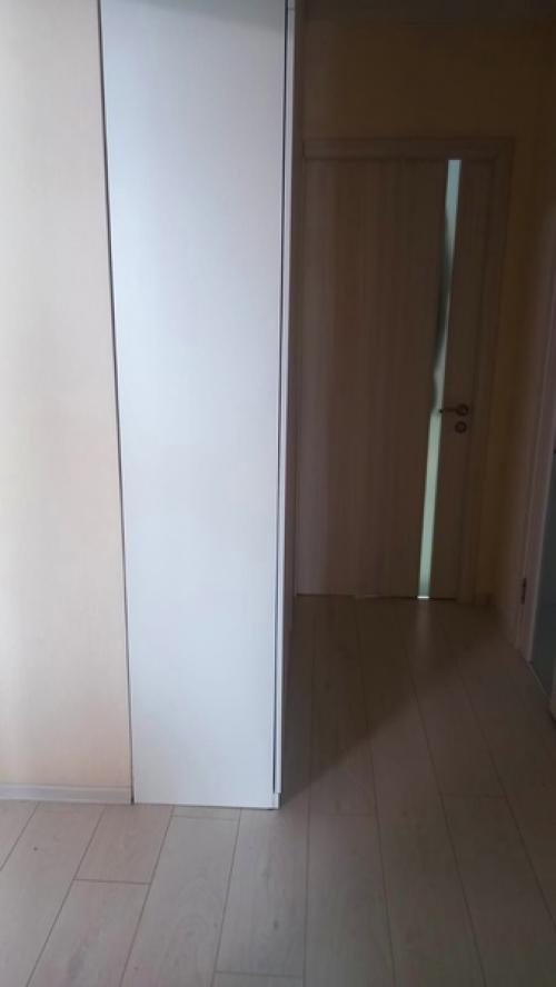 Поделитесь лайфхаками.  Как можно спрятать стык между шкафом и стеной. 02