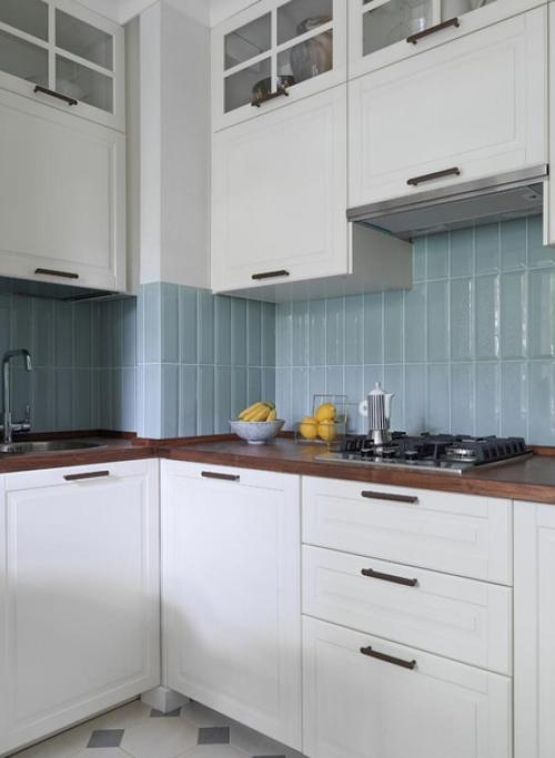 Небольшая квартира с весьма неординарным оформлением.