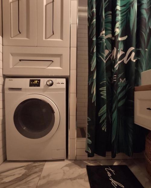 Белый интерьер санузла разбавили. 03